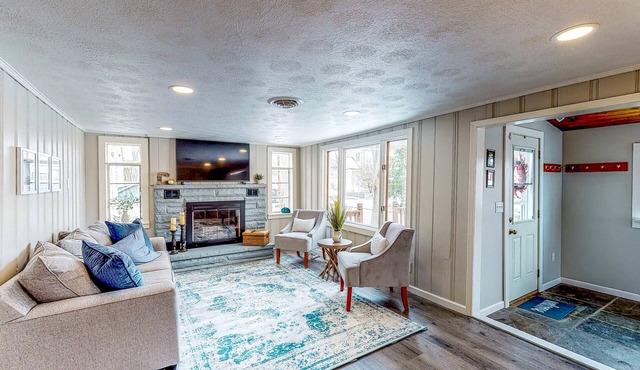 Charming lake view home w/easy lake access, full kitchen, and smart TV