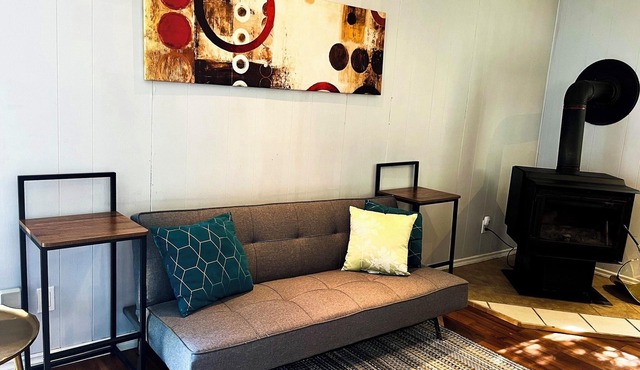 Charming Lakefront Cottage: You're Perfect Getaway Awaits!"