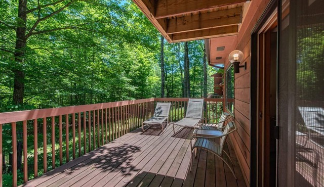 Charming Lakefront 2BR Condo: Fireplace & Balcony at The Rushes