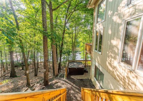 Charming Lakefront Getaway with Hot Tub & Game Room Perfect for Families!