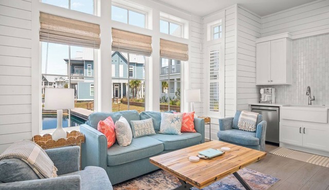Charming Lakefront Cottage with Breathtaking Views in Cinnamon Shore South