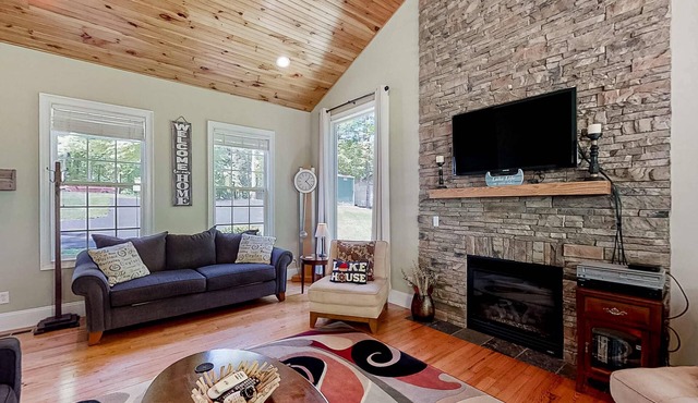 Charming Lakefront Home, Sleep 12, Dock, Boat Launch