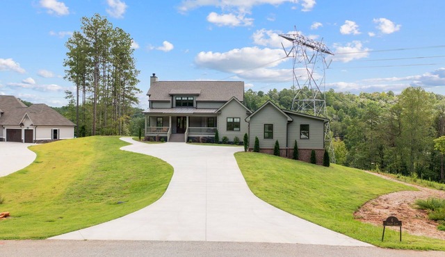 Charming Lakefront 4 Bedroom with bunk room on Lake Keowee with dock, sleeps 12