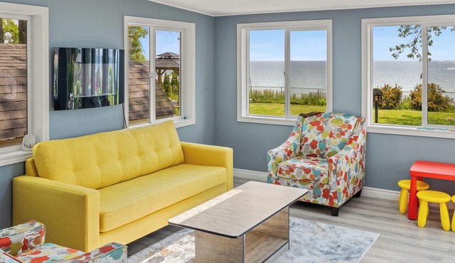 Charming lakefront 4-bedroom cottage with swimming pool & tennis court
