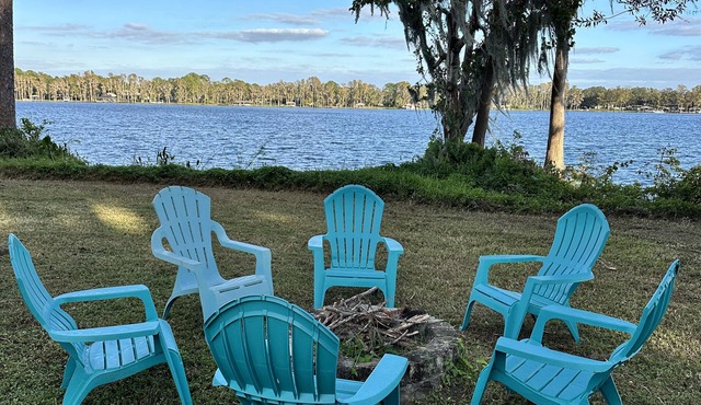 Charming lakefront 4-bedroom house, sleeps 10 adults. Come and Relax