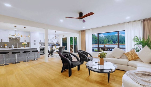 Charming Lakefront 6b3b with Panoramic Views