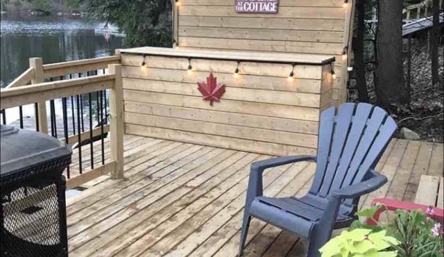 Charming Lakefront Bala Cottage