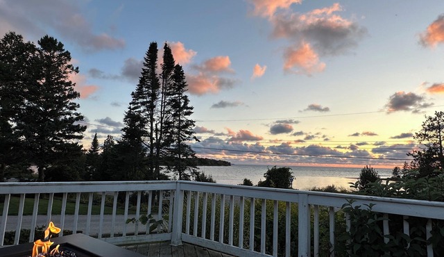 Charming lakefront cottage steps away from a sandy beach in Port Elgin!