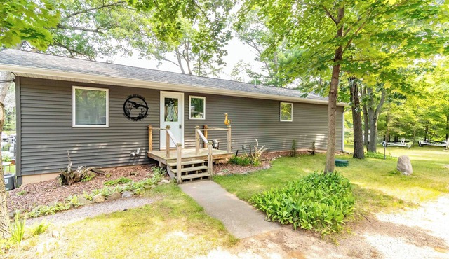 CHARMING LAKEFRONT COTTAGE ON THE EASTERN SIDE OF CASTLE ROCK LAKE
