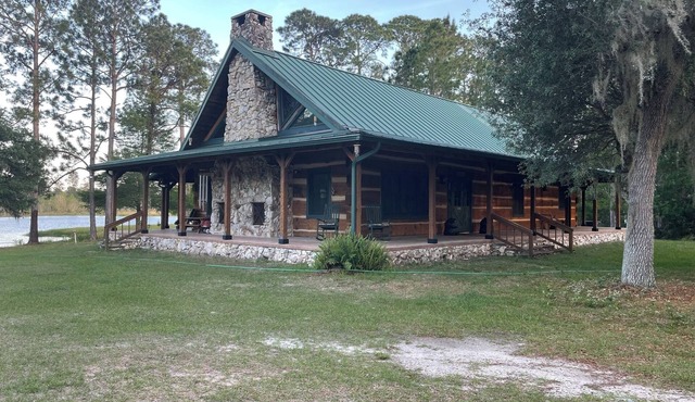 Charming lakefront cabin in welcoming Paisley