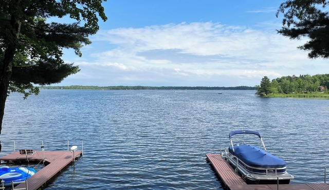 Charming Lakefront Cabin on Clean & Clear Big Pine Lake. Pet Friendly!n