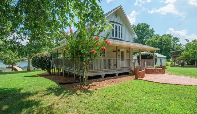 Charming Lakefront Cottage with Beach & Pier