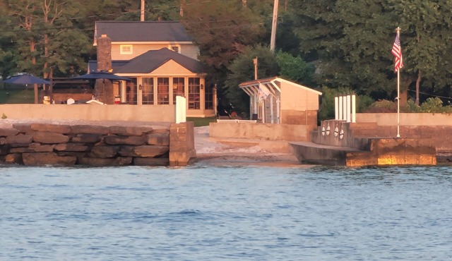 Charming Lakefront Cottage in 1000 Islands region 2 Bedrooms, 1 Loft, Wi Fi & AC