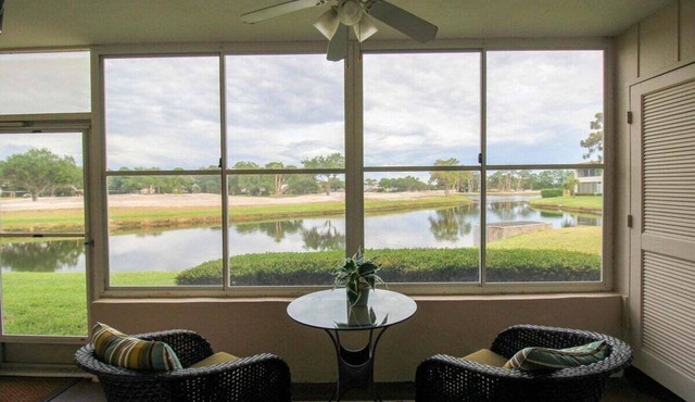 Charming lakefront condo located in the desirable community of Palm Aire - Golfers Little Getaway
