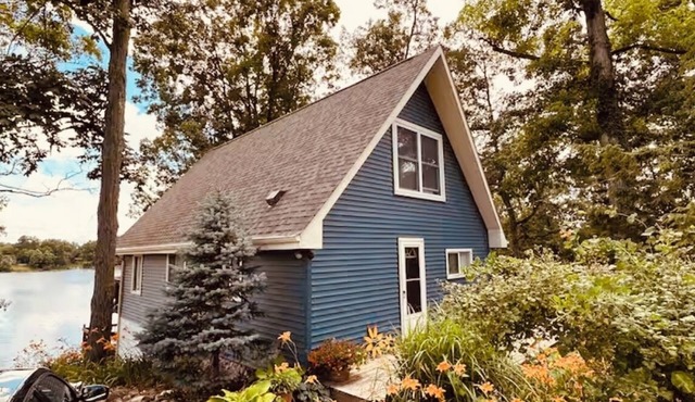 Charming lakefront cottage,private lake & dock, perfect secluded getaway