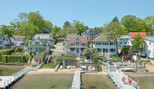 Charming Lakefront Cottage Nearby to the Weirs with dock and sand beach
