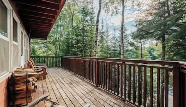 Charming Lakefront Cottage w/Hot Tub & Fire Pit, WiFi