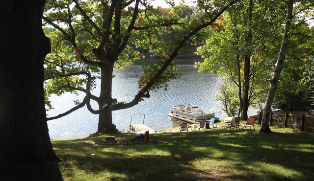 Charming Lakefront Cottage, Private Sandy Beach, Excellent Fishing