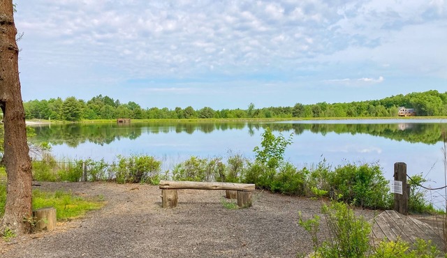 Charming lakefront home with fireplace, beach access & pool table - near skiing