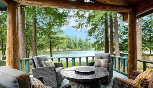 Charming Lakefront Log Cabin