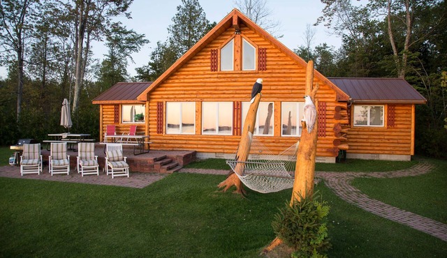 Charming Lakefront Log Cottage, With 4 Star Furnishings, 15 min. N of Mighty Mac