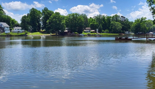 Charming Lakefront Retreat: Your Perfect Waterfront Getaway