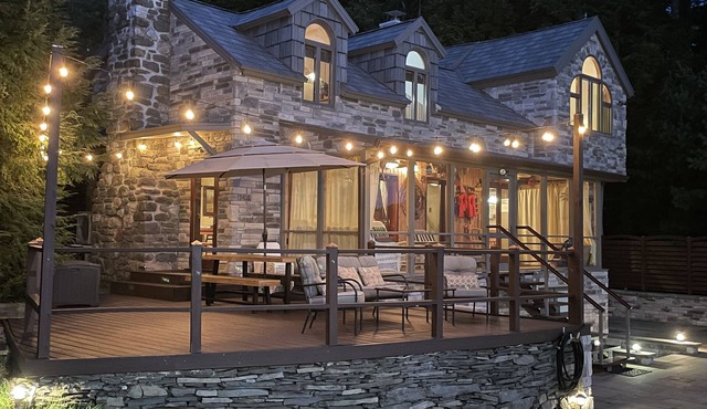 Charming Lakefront Retreat: Stunning Views, Cozy Ambiance