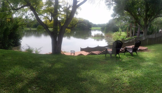 Charming Lakefront Studio w/Lanai & Dock in Lakeview Village