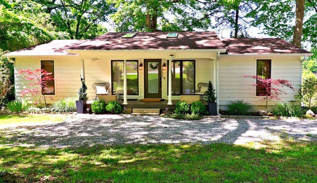 Charming Lakefront Home~Hot Tub~Fire Pit~Large Covered Deck