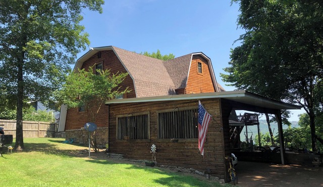 Charming Lakehouse overlooking Greers Ferry Lake
