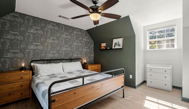 Charming Lakehouse/w boat dock and heated pool