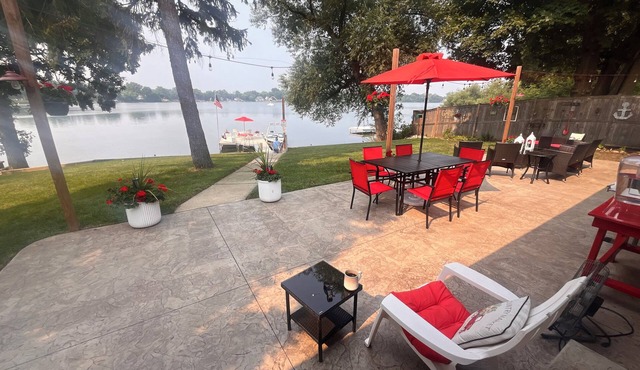 Charming Lakehouse with 4-bedrooms and fitness room.