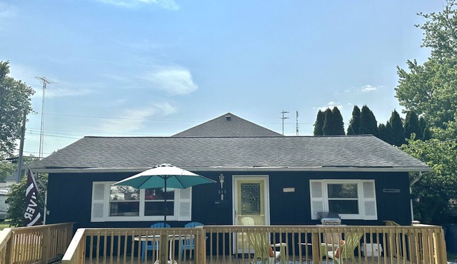 Charming Lakehouse with huge yard - downtown Culver!