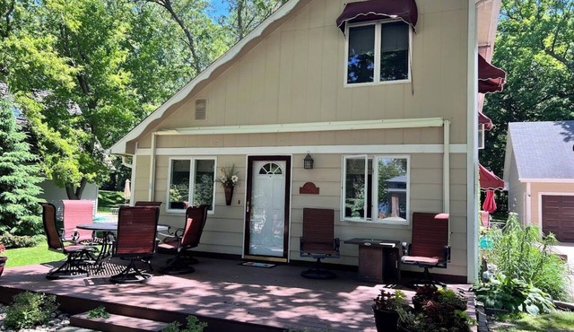 Charming Lakes Cottage in the Woods!