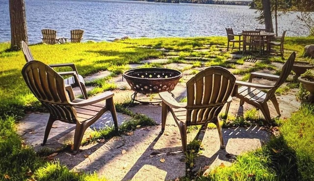 Charming lakeshore cottage in Ely. The perfect family or couples getaway.