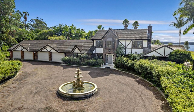 Charming lakeside manor in Port Stephens