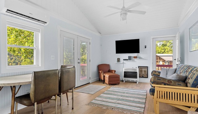 Charming lakeside 2-bedroom lakeside cottage with AC, WiFi in welcoming Sparta
