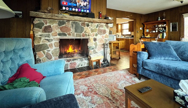 Charming Lakeside Cabin on Bear Island Lake W/Dock, WiFi, Firepit & Much More!