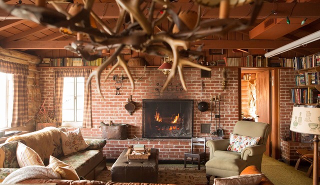 Charming Lakeside Cabin, Minutes from Tulsa with Private Dock