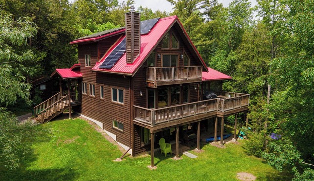 Charming Lakeside Cottage Retreat — Cozy, Quiet & Close to Town