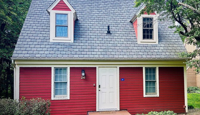 Charming Lakeside Cottage with resort amenities
