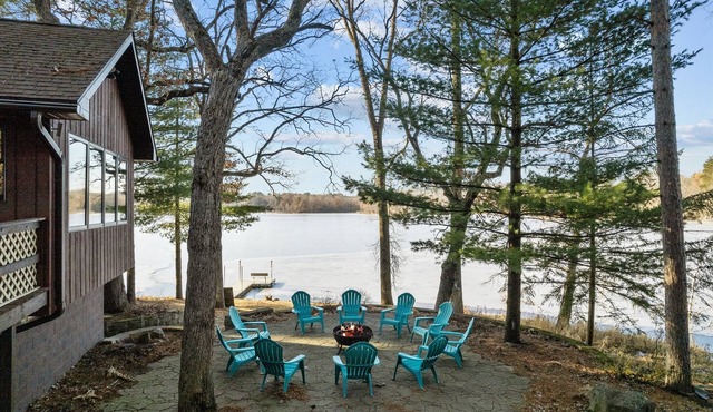 Charming Lakeside Escape on Peaceful Nature Lake