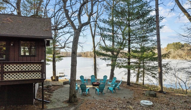 Charming Lakeside Escape on Peaceful Nature Lake