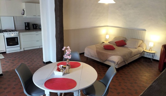 "Charming Lakeside Ground-Floor Cottage in Berry with Inclusive Amenities & Private Parking"