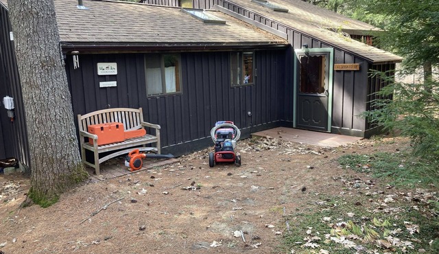 Charming Lakeside Cottage