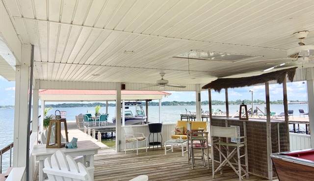 Charming Lakeside 3-bedroom cottage in awesome White Lake with AC, WiFi