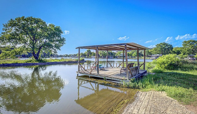 Charming Lakeview Cottage with Lake Access!