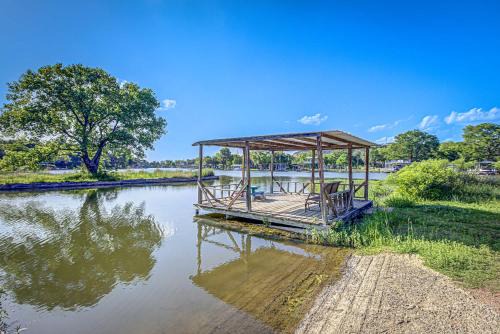 Charming Lakeview Cottage with Lake Access