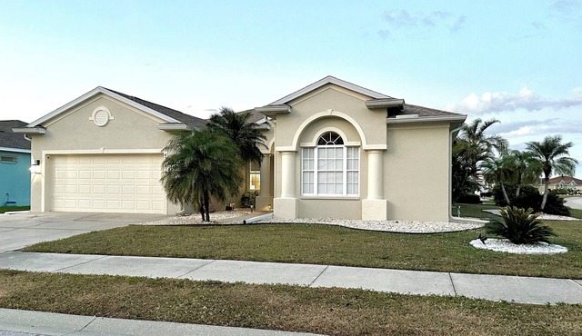 Charming Lakeview Home, Heated Saltwater Pool, WiFi, AC, All Brand New Furniture