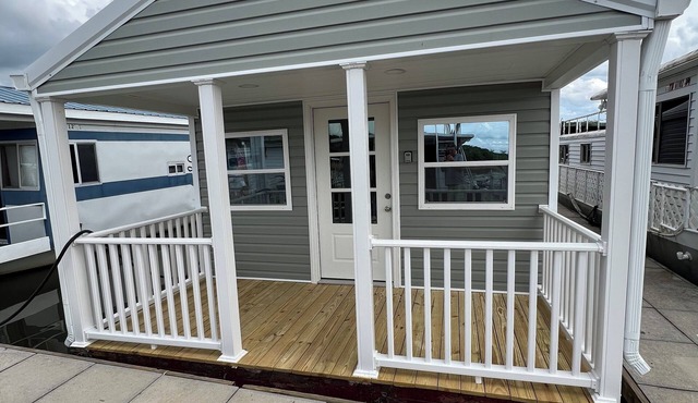 Charming land accessible houseboat in Morristown